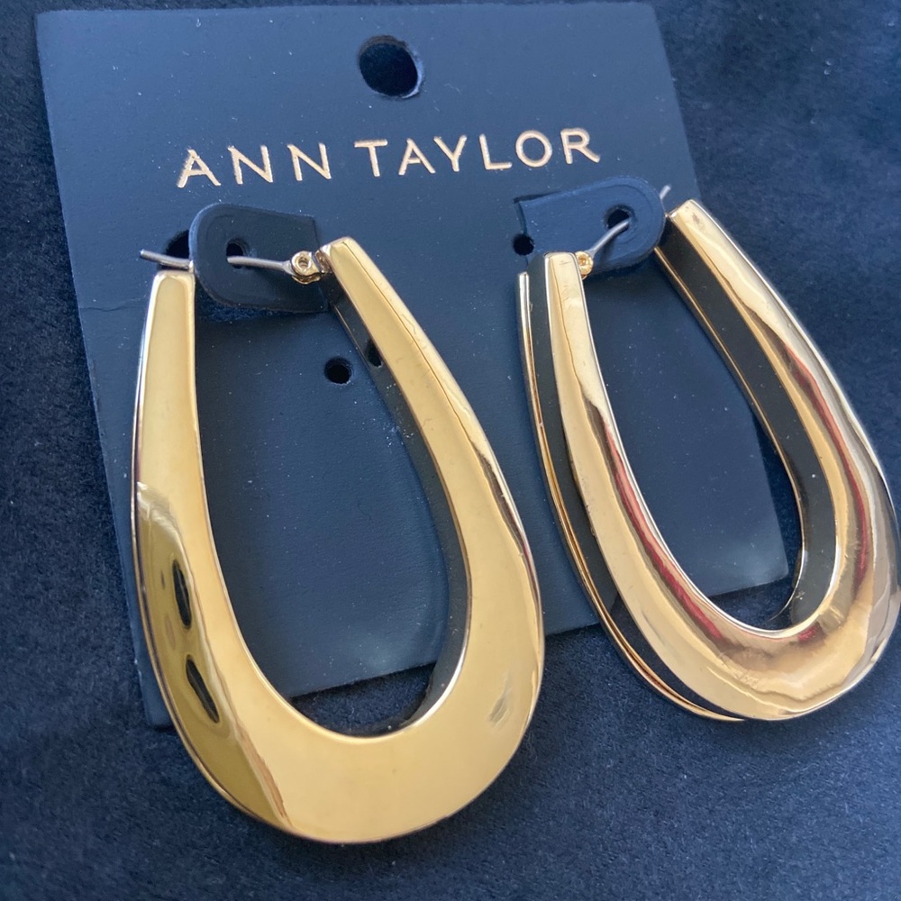 New with tag Ann Taylor Horseshoe gold earrings